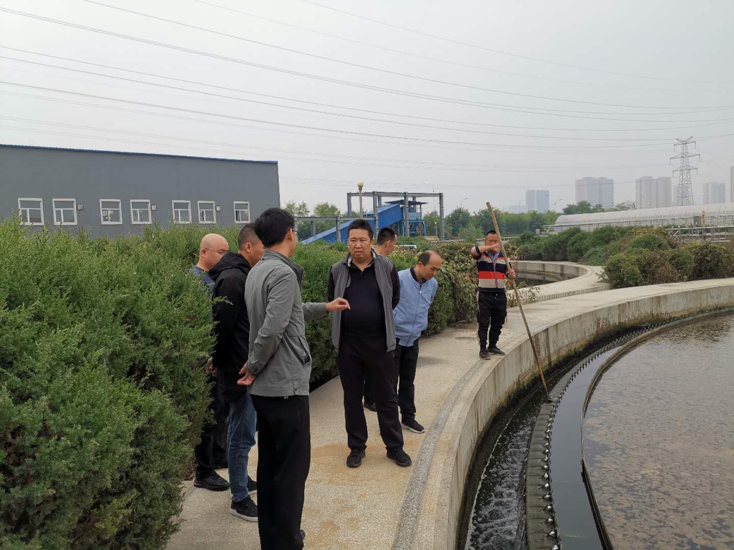 公司總經(jīng)理王建人在供水、污水生產(chǎn)一線開展風(fēng)險(xiǎn)隱患排查 (2).jpg